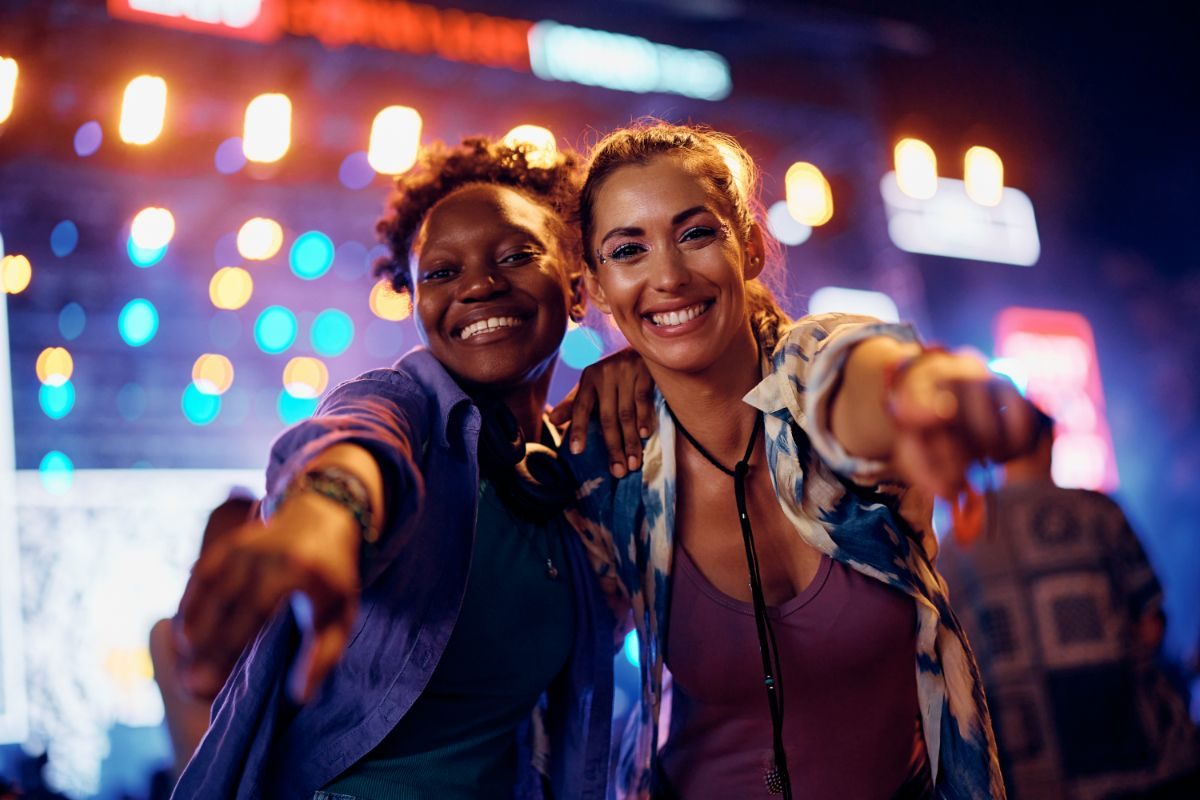 Dos amigos en un festival de m&uacute;sica de noche